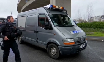 Cướp vũ khí, nổ súng tại sân bay lớn thứ hai Paris