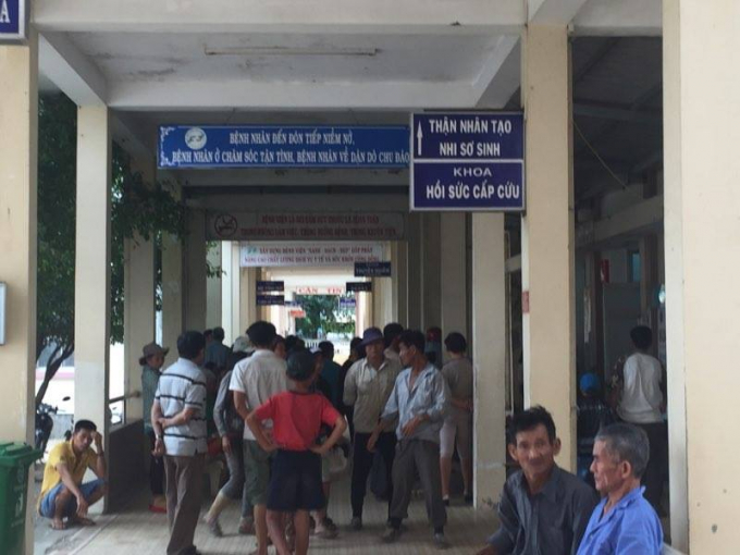 Gia đ&igrave;nh c&aacute;c học sinh lo lắng ngo&agrave;i bệnh viện.