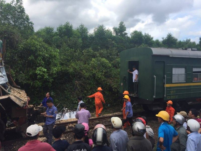 &nbsp;T&agrave;u hỏa bị đứt đ&ocirc;i, c&ograve;n &ocirc; t&ocirc; tải bị t&agrave;u k&eacute;o hơn 300m.