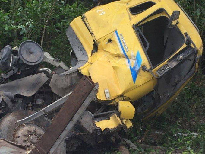 Phần đầu của &ocirc; t&ocirc; tải n&aacute;t b&eacute;t.