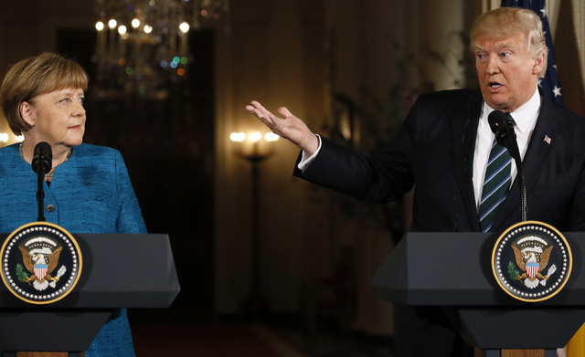 Tổng thống Donald Trump v&agrave; Thủ tướng Angela Merkel trong cuộc họp b&aacute;o chung tại Nh&agrave; Trắng h&ocirc;m 17/3 (Ảnh: Reuters)