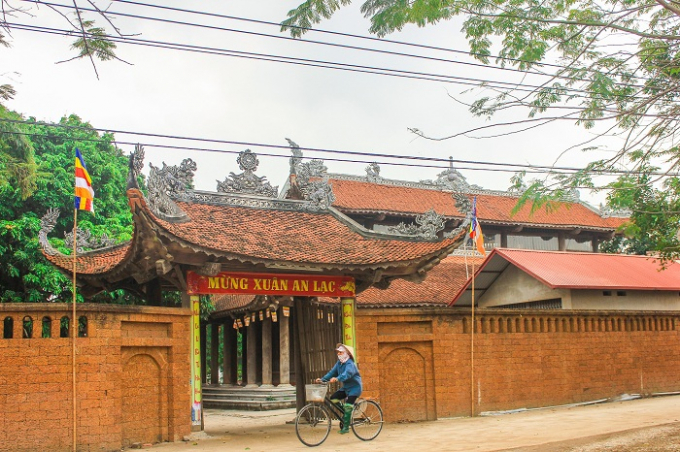 cổng sau chùa -10