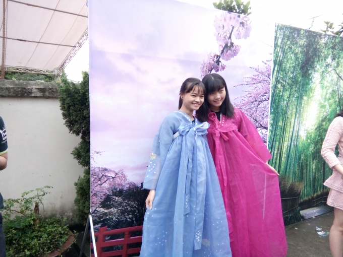 C&aacute;c bạn trẻ th&iacute;ch th&uacute; khi kho&aacute;c thử l&ecirc;n m&igrave;nh những trang phục truyền thống của đất nước Nhật Bản.