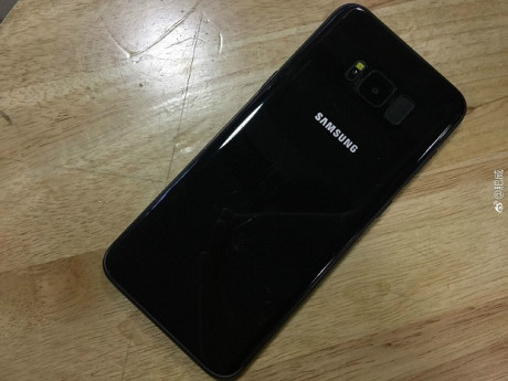 Lộ diện ch&ugrave;m ảnh của Galaxy S8 m&agrave;u đen b&oacute;ng