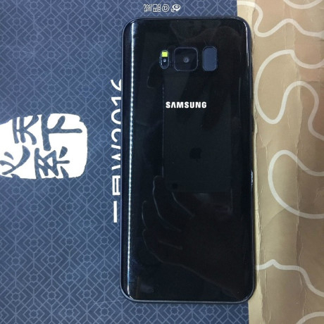 Lộ diện ch&ugrave;m ảnh của Galaxy S8 m&agrave;u đen b&oacute;ng