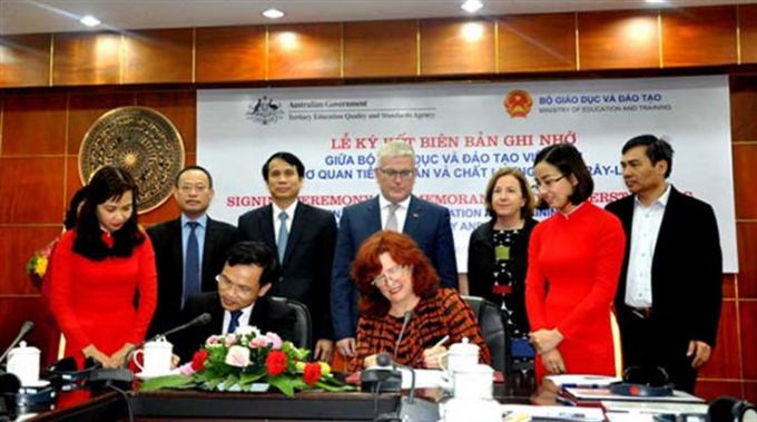 Lễ k&yacute; kết diễn ra dưới sự chứng kiến của Thứ trưởng Phạm Mạnh H&ugrave;ng (h&agrave;ng 2 thứ 3từ tr&aacute;i sang) v&agrave; Đại sứ Australia tại Việt Nam (h&agrave;ng 2 thứ 4 từ tr&aacute;i sang).