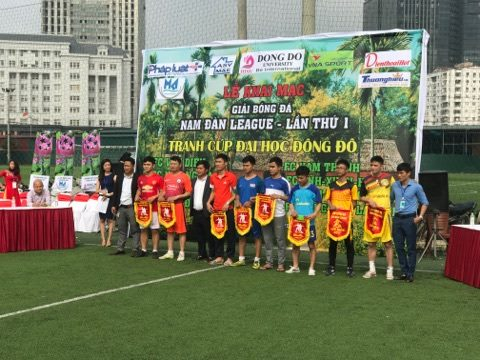 C&aacute;c đội b&oacute;ng tham dự l&ecirc;n nhận cờ từ ban tổ chức.&nbsp;
