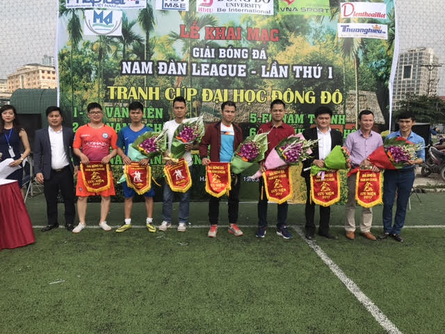 Ban tổ chức trao hoa v&agrave; cờ lưu niệm cho c&aacute;c nh&agrave; t&agrave;i trợ ch&iacute;nh của giải đấu.