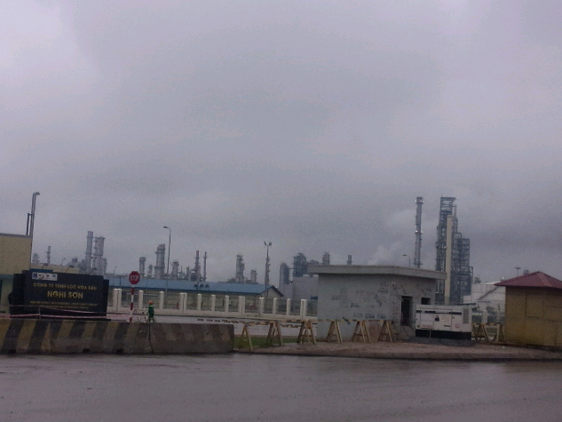 Dự &aacute;n Lọc h&oacute;a dầu Nghi Sơn bị chậm tiến độ so với kế hoạch đề ra. Ảnh: Văn Thanh.