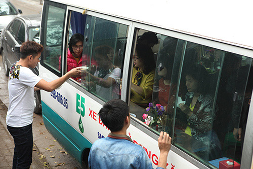Qu&aacute;n b&uacute;n chả tr&ecirc;n xe kh&aacute;ch vừa mới xuất hiện ở H&agrave; Nội.