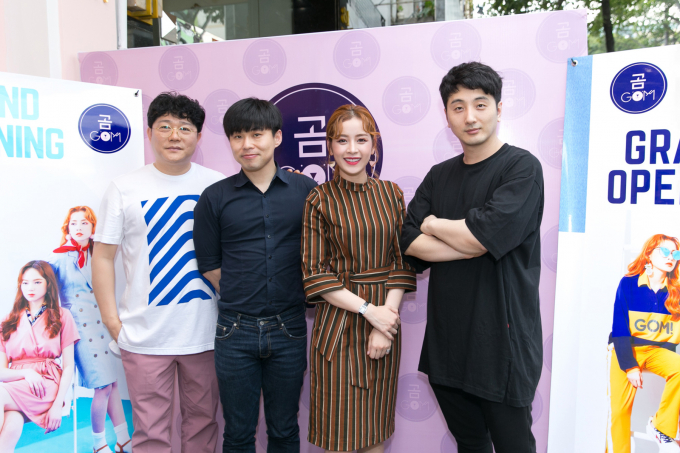 Ngo&agrave;i ra, sự kiện c&ograve;n c&oacute; sự hiện diện của &ocirc;ng Noh Sung Wook &ndash; Gi&aacute;m đốc Noga Entertainment c&ugrave;ng hai producer người H&agrave;n Quốc (&aacute;o đen) từng l&agrave;m việc tại YG v&agrave; sản xuất nhạc cho T-ara, BEAST, Kwill&hellip;