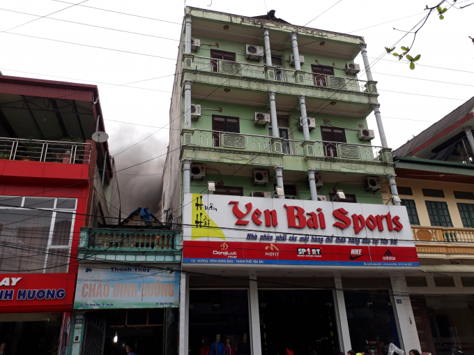 Ch&aacute;y lớn tại Kh&aacute;ch sạn Thể thao Y&ecirc;n B&aacute;i, kh&oacute;i đen kịt