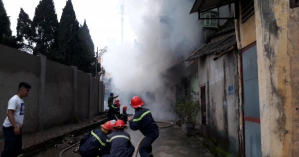 Cháy lớn tại Khách sạn Thể thao Yên Bái, khói đen kịt "bủa vây" tòa nhà 4 tầng