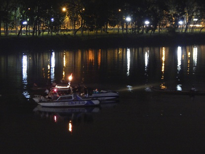 Gia đ&igrave;nh huy động nhiều người v&agrave; phương tiện t&igrave;m kiếm trong đ&ecirc;m khuya.