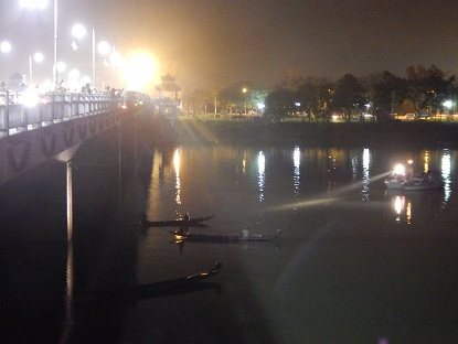 Người nh&agrave; anh V. ngồi tr&ecirc;n ca-no d&otilde;i theo &aacute;nh đ&egrave;n pha kh&ocirc;ng rời mắt.