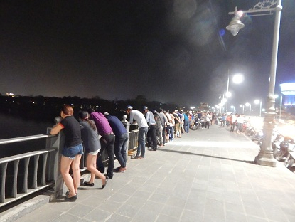 H&agrave;ng trăm người hiếu k&igrave; đứng xem d&ugrave; đ&atilde; rất khuya.