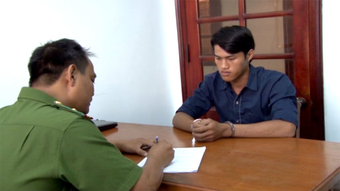 H&agrave; Minh Th&agrave;nh tại cơ quan điều tra. (Ảnh: b&aacute;o Tuổi trẻ)