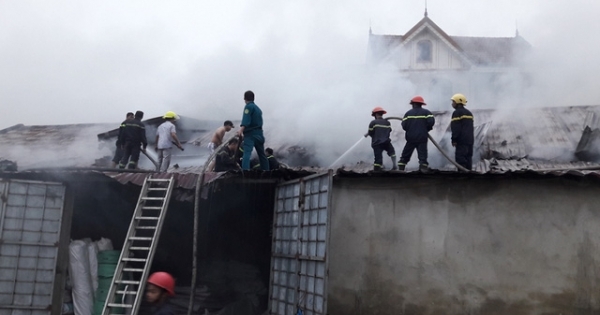 Nghệ An: Kho phế liệu bị thiêu rụi lúc rạng sáng