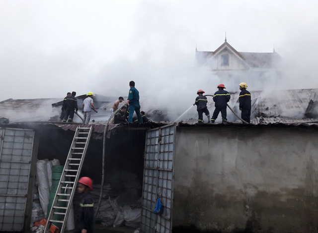 &nbsp;Vụ ch&aacute;y thi&ecirc;u rụi ho&agrave;n to&agrave;n kho chứa phế liệu. (Ảnh: b&aacute;o D&acirc;n tr&iacute;)