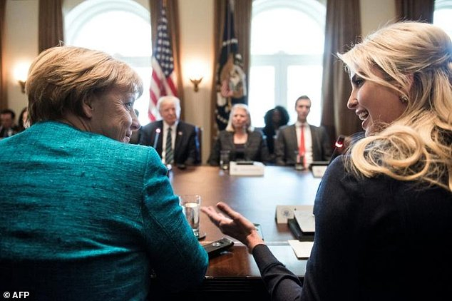 Ivanka Trump ngồi cạnh Thủ tướng Đức Angela Merkel trong chuyến thăm của b&agrave; đến Nh&agrave; Trắng. (Ảnh: AFP)