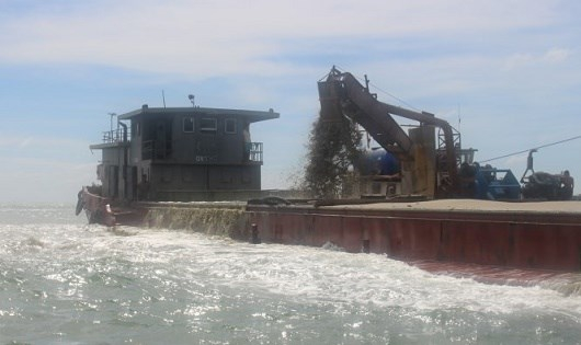 Khai th&aacute;c c&aacute;t ồ ạt ngo&agrave;i biển ở Ph&uacute; Quốc (Ki&ecirc;n Giang) để xuất khẩu. (Ảnh: Nguyễn Triều/TTO)