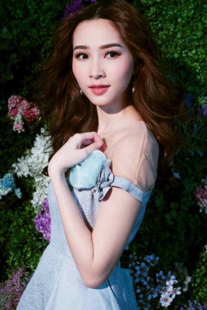 Trở về từ Mỹ, Đặng Thu Thảo &ldquo;h&uacute;t hồn&rdquo; với bộ ảnh đẹp hơn cả hoa