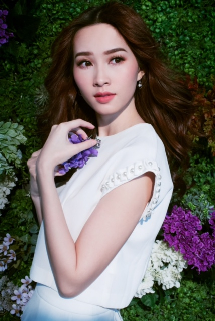 Trở về từ Mỹ, Đặng Thu Thảo &ldquo;h&uacute;t hồn&rdquo; với bộ ảnh đẹp hơn cả hoa