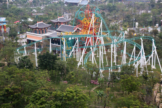 B&ecirc;n cạnh đó, ngắm nhìn khoảng xanh trải r&ocirc;̣ng m&ecirc;nh m&ocirc;ng phía dưới khi cabin vòng quay Sun Wheel l&ecirc;n tới đi&ecirc;̉m cao nh&acirc;́t, hay khám phá những sắc xanh đ&ocirc;̉i màu qua khung cửa kính Monorail hi&ecirc;̣n đại nh&acirc;́t Vi&ecirc;̣t Nam cũng đủ khi&ecirc;́n du khách say m&ecirc;. C&aacute;c &ocirc;ng bố b&agrave; mẹ trẻ cũng th&iacute;ch th&uacute; d&agrave;nh trọn ng&agrave;y nghỉ để c&ugrave;ng vui chơi với con hoặc ngắm những đứa trẻ n&ocirc; đ&ugrave;a dưới t&aacute;n c&acirc;y xanh m&aacute;t.&nbsp;