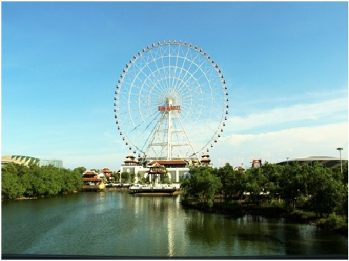 Du khách khắp mọi mi&ecirc;̀n khi đ&ecirc;́n thành ph&ocirc;́ bi&ecirc;̉n mi&ecirc;̀n Trung xinh đẹp Đà Nẵng đã say m&ecirc; &ldquo;C&ocirc;ng vi&ecirc;n của những kỷ lục&rdquo; Asia Park bởi hàng loạt trò chơi đỉnh cao hàng đ&acirc;̀u th&ecirc;́ giới, bởi vẻ đẹp lung linh của bữa ti&ecirc;̣c ánh sáng khi đ&ecirc;m v&ecirc;̀. Và nay, đi&ecirc;̉m đ&ecirc;́n vui chơi giải trí &acirc;́y sẽ càng h&acirc;́p d&acirc;̃n hơn bao giờ h&ecirc;́t khi 5.000 c&acirc;y xanh đã phủ m&ocirc;̣t màu tươi mát, đ&acirc;̀y sức s&ocirc;́ng tr&ecirc;n toàn khu du lịch ngay trước lúc hè sang.