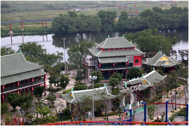 Ngắm nh&igrave;n từ tr&ecirc;n cao, hẳn bạn sẽ bị choáng ngợp bởi hình ảnh của m&ocirc;̣t &ldquo;&ocirc;́c đảo&rdquo; xanh tươi, mát lịm. Trải r&ocirc;̣ng tr&ecirc;n di&ecirc;̣n tích hơn 85 hecta, 5.000 c&acirc;y xanh được ph&acirc;n b&ocirc;̉ đ&ecirc;̀u theo nhi&ecirc;̀u ph&acirc;n khu khác nhau. Trong đó, r&acirc;́t nhi&ecirc;̀u loài c&acirc;y quý được quy tụ v&ecirc;̀ nơi đ&acirc;y kh&ocirc;ng chỉ tạo cho khách thăm quan những khoảng xanh mát lành, mà còn t&ocirc;n l&ecirc;n vẻ đẹp đặc sắc của ki&ecirc;́n trúc c&ocirc;ng trình.