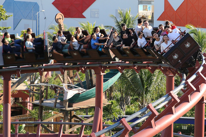 Bạn Nguy&ecirc;̃n Thu Trang (Nguy&ecirc;̃n Chí Thanh, Đà Nẵng) cho bi&ecirc;́t: &ldquo;Trước kia, mình thường phải mặc áo ch&ocirc;́ng nắng khi chơi ở khu vực games ngoài trời vì sợ ảnh hưởng l&agrave;n da&hellip;Ch&acirc;u &Aacute;.&nbsp; Nhưng nay thì khỏi lo r&ocirc;̀i, kh&ocirc;ng gian xanh rì, mát lịm, chơi đã đời chẳng sợ nắng nóng&rdquo;. Ng&ocirc;̀i tr&ecirc;n tàu lượn si&ecirc;u t&ocirc;́c bay qua những vòm xanh là m&ocirc;̣t trong những trải nghi&ecirc;̣m được du khách đặc bi&ecirc;̣t y&ecirc;u thích tại Asia Park.