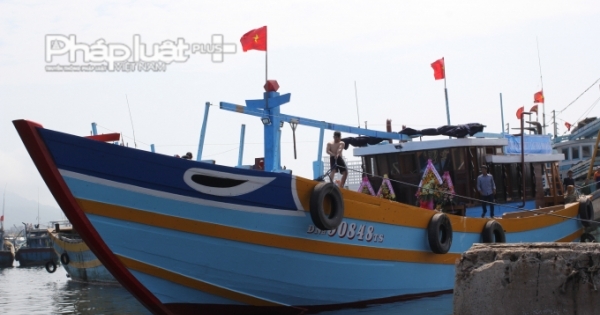 Đà Nẵng: Hạ thủy tàu câu lươn đóng mới 11 tỷ đồng