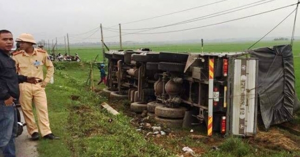 Hà Tĩnh: Lật xe tải, người dân giúp tài xế gom 20 tấn dưa