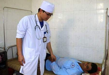 Bệnh nh&acirc;n Nguyễn Đ&igrave;nh Nh&agrave;n tại khoa Truyền nhiễm bệnh viện Đa khoa Thanh H&oacute;a đ&atilde; tỉnh t&aacute;o nhưng th&iacute;nh lực giảm.