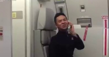 Nam tiếp viên gây sốt với màn nhảy múa trên máy bay