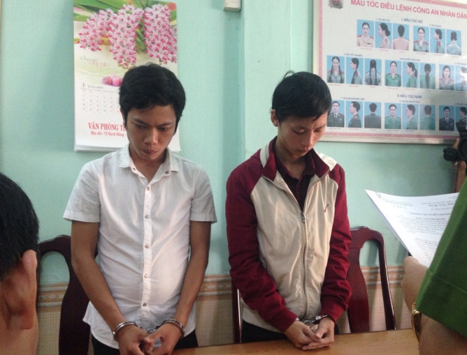 Đối tượng Hồ Tấn Linh (&aacute;o trắng) v&agrave; đồng bọn thực hiện hơn 100 vụ lừa đảo chiếm đoạt 400 triệu đồng.