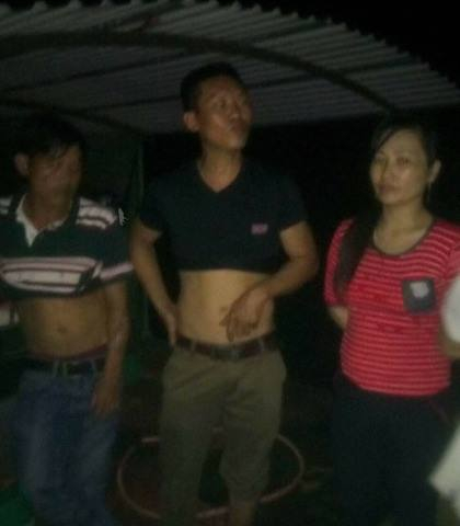 Người đ&agrave;n &ocirc;ng tự xưng l&agrave; H&ugrave;ng (đứng giữa) cho rằng đ&atilde; mua c&aacute;t từ&nbsp;C&ocirc;ng ty Hồng Ph&aacute;t. (Ảnh: người d&acirc;n cung cấp)