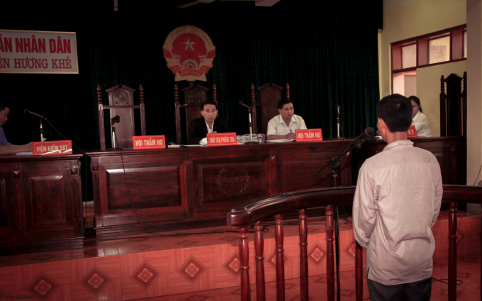 Phi&ecirc;n t&ograve;a sơ thẩm xử lại từ đầu phải tạm ho&atilde;n do thiều Hội thẩm ND v&agrave; vắng mặt luật sư cũng như nh&acirc;n chứng.