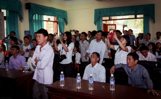 Rất đ&ocirc;ng người d&acirc;n cũng như b&aacute;o ch&iacute; đặc biệt quan t&acirc;m đến phi&ecirc;n t&ograve;a, d&ugrave; bị tạm ho&atilde;n.