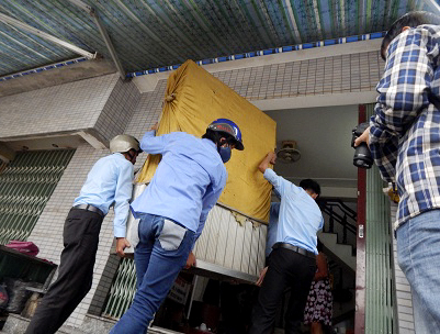 Nhiều người d&acirc;n nhận được th&ocirc;ng b&aacute;o kh&ocirc;ng b&agrave;y b&aacute;n lấn chiếm vỉa h&egrave;, nhưng vẫn c&ograve;n nhiều vật dụng chưa dọn dẹp đều bị lực lượng chức năng di dời, th&aacute;o dỡ.