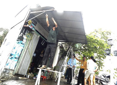 Nhiều người d&acirc;n tự gi&aacute;c th&aacute;o dỡ, dọn dẹp c&aacute;c vật dụng lấn chiếm trước nh&agrave;.