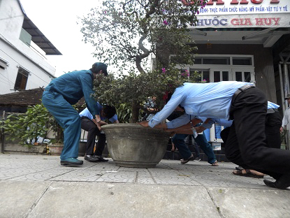 Nhiều chậu c&acirc;y cảnh lấn chiếm vỉa h&egrave; được di dời đi, trả lại vỉa h&egrave; cho người d&acirc;n.