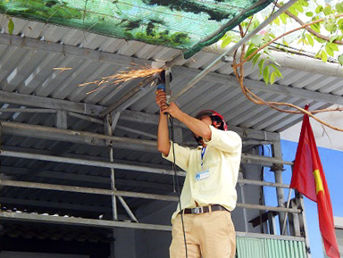C&aacute;c m&aacute;i che, &ocirc; d&ugrave; của nh&agrave; d&acirc;n lấn chiếm ra vỉa h&egrave; được y&ecirc;u cầu cắt bỏ, th&aacute;o dỡ.