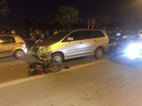 Hai chiếc xe chỉ dừng được lại khi k&eacute;o l&ecirc; một chiếc xe m&aacute;y tr&ecirc;n đường.