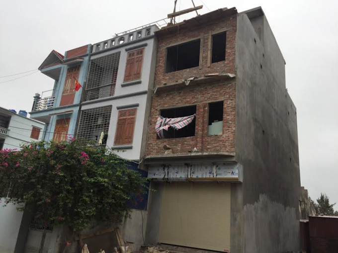 Một trong những ng&ocirc;i nh&agrave; tại thị trấn C&aacute;t Hải, tuy đ&atilde; x&acirc;y gần xong nhưng kh&ocirc;ng thể ho&agrave;n thiện.