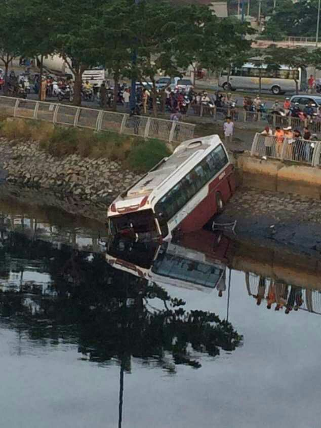 Chiếc xe kh&aacute;ch cắm đầu xuống k&ecirc;nh T&agrave;u Hủ. Ảnh:Dũng Ho&agrave;ng.