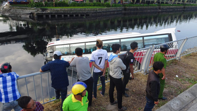 Rất may thời điểm xảy ra vụ tai nạn, tr&ecirc;n xe kh&ocirc;ng c&oacute; h&agrave;nh kh&aacute;ch n&ecirc;n kh&ocirc;ng c&oacute; thương vong về người.