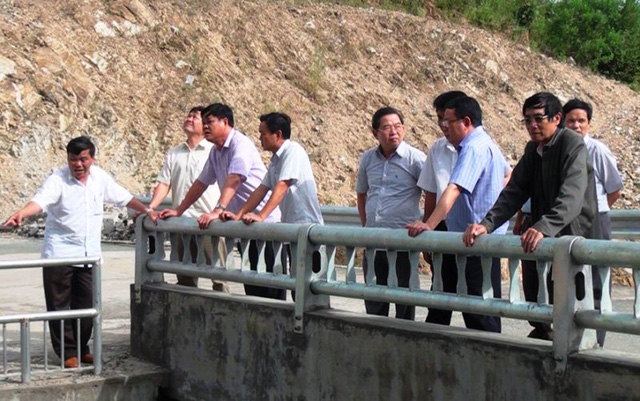 B&iacute; thưTỉnh ủy Ph&uacute; Y&ecirc;n Huỳnh Tấn Việt c&ugrave;ng đo&agrave;n c&ocirc;ng t&aacute;c kiểm tra hồ Suối Vực.