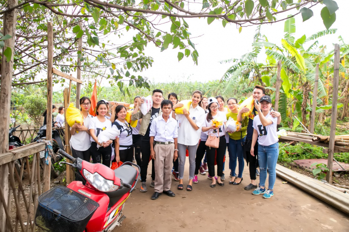 Phạm Hương x&uacute;c động tặng &ldquo;heo đất&rdquo; tiết kiệm cho trẻ em ngh&egrave;o b&atilde;i giữa s&ocirc;ng Hồng