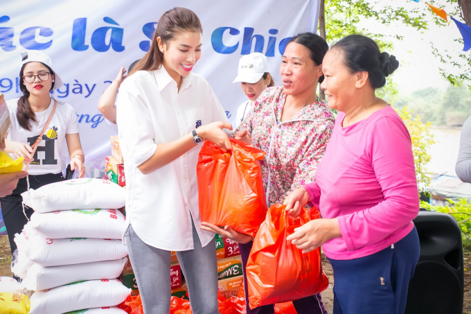 Phạm Hương x&uacute;c động tặng &ldquo;heo đất&rdquo; tiết kiệm cho trẻ em ngh&egrave;o b&atilde;i giữa s&ocirc;ng Hồng